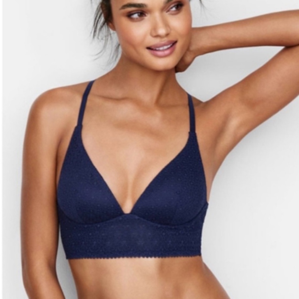 VICTORIA’S SECRET• Body by Victoria Lightly Lined Plunge Bra